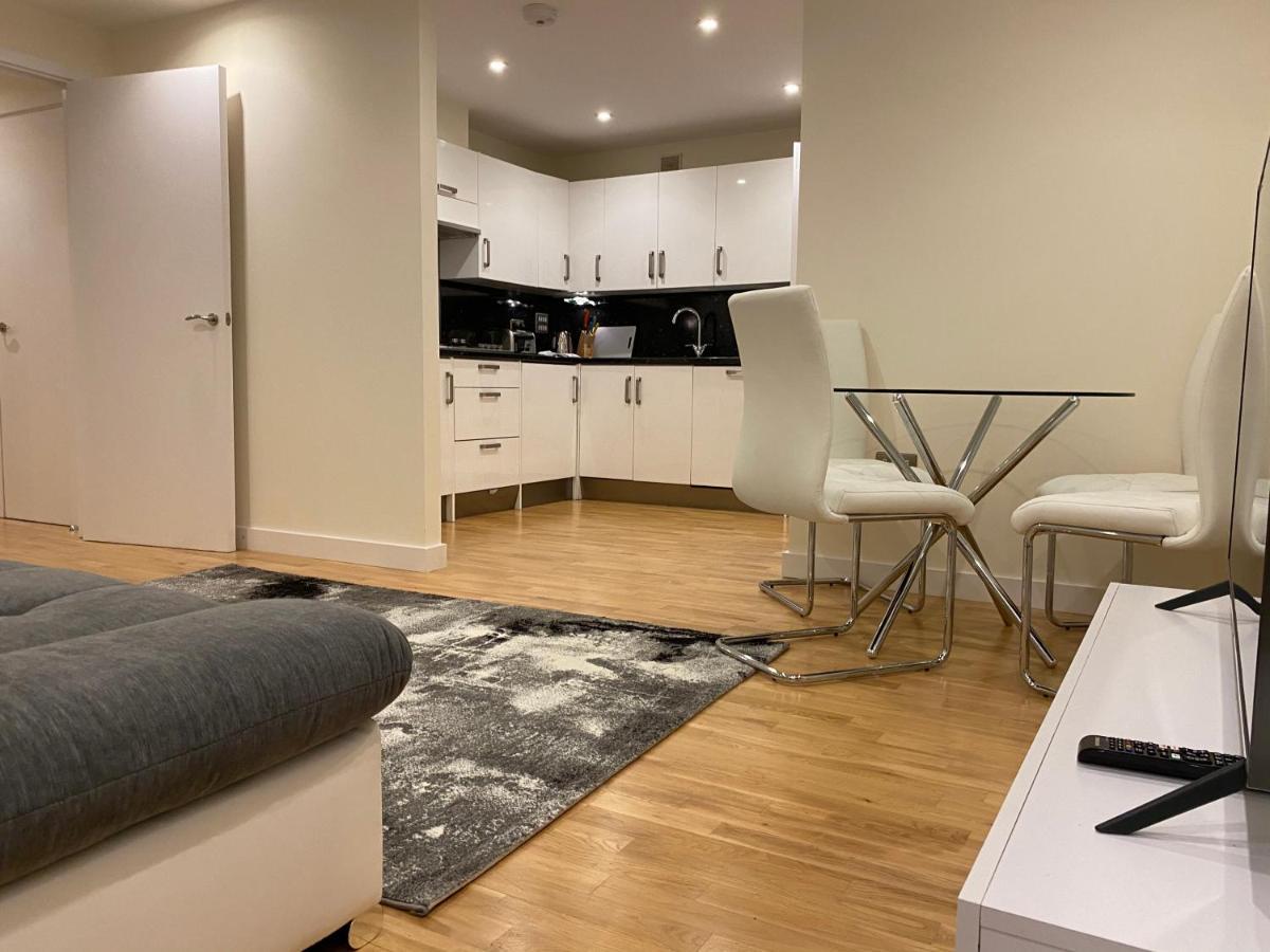Amazing 2 Bed 2 Bath Private Apartment วัตฟอร์ด ภายนอก รูปภาพ